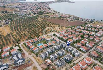 ÇANDARLI'DA SİTE İÇİNDE ÖNÜ FERAH GENİŞ BAHÇELİ 4+1 VİLLA!
