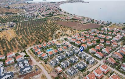 ÇANDARLI'DA SİTE İÇİNDE ÖNÜ FERAH GENİŞ BAHÇELİ 4+1 VİLLA!