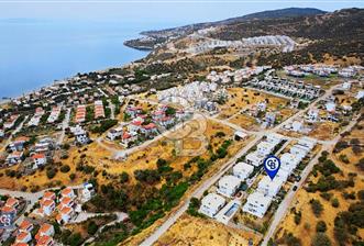 ÇANDARLI'DA DENİZ VE DOĞA MANZARALI SATILIK 3+1 BAHÇELİ VİLLA