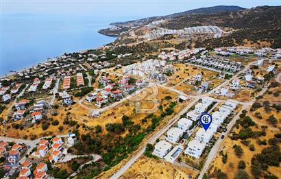 ÇANDARLI'DA DENİZ VE DOĞA MANZARALI SATILIK 3+1 BAHÇELİ VİLLA