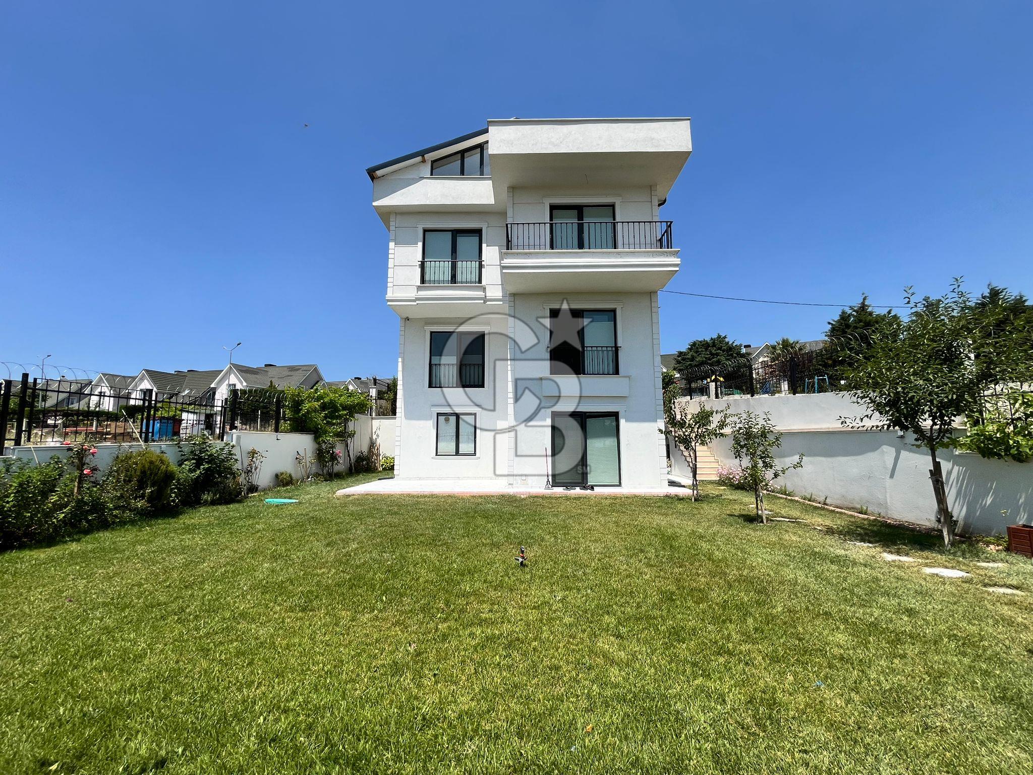 BÜYÜKÇEKMECE'DE 417M² ARSA İÇİNDE DENİZ MANZARALI MÜSTAKİL VİLLA