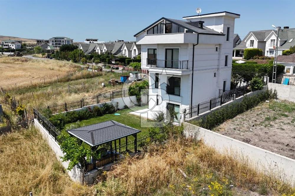 BÜYÜKÇEKMECE'DE 417M² ARSA İÇİNDE DENİZ MANZARALI MÜSTAKİL VİLLA
