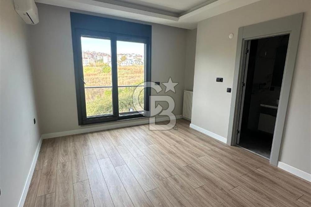 BEYLİKDÜZÜNDE DENİZ MANZARALI MÜSTAKİL HAVUZLU 5+2 SIFIR VİLLA