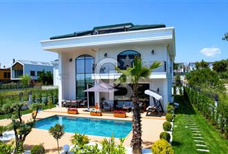 Büyükçekmece Güzelce' de Havuzlu Lüks Satılık Müstakil Villa