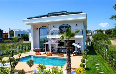 Büyükçekmece Güzelce' de Havuzlu Lüks Satılık Müstakil Villa