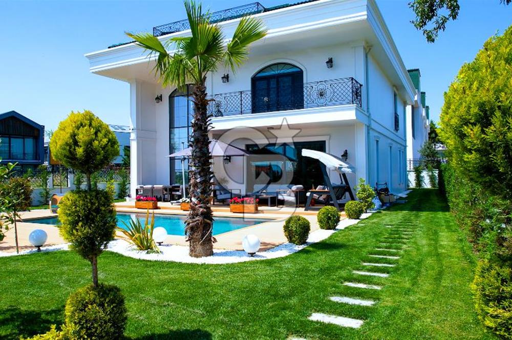 Büyükçekmece Güzelce' de Havuzlu Lüks Satılık Müstakil Villa