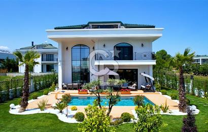Büyükçekmece Güzelce' de Havuzlu Lüks Satılık Müstakil Villa
