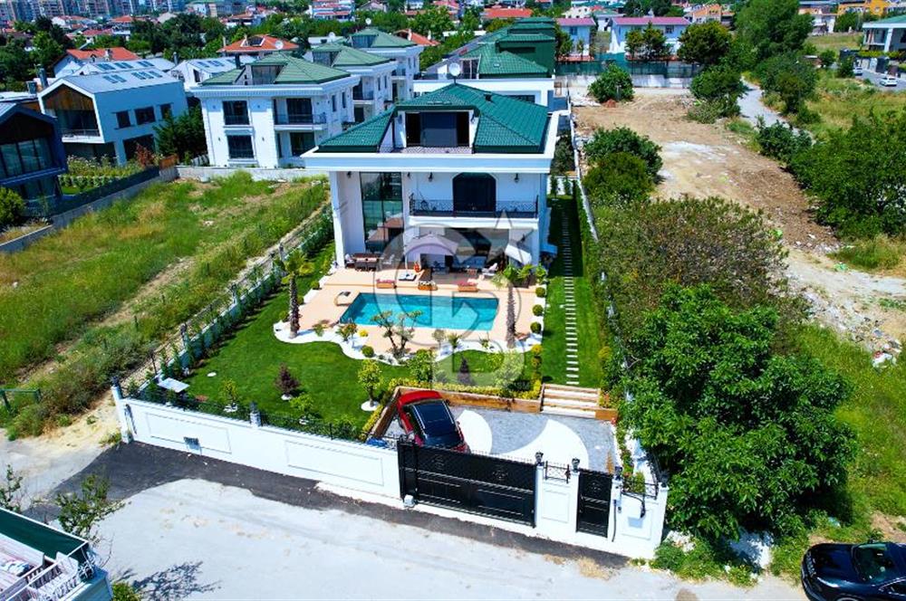 Büyükçekmece Güzelce' de Havuzlu Lüks Satılık Müstakil Villa