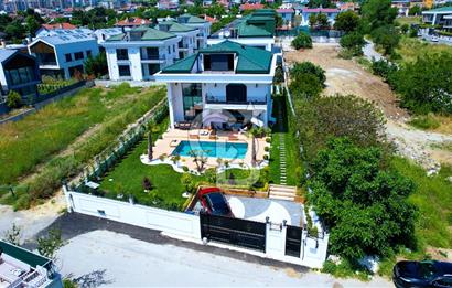 Büyükçekmece Güzelce' de Havuzlu Lüks Satılık Müstakil Villa