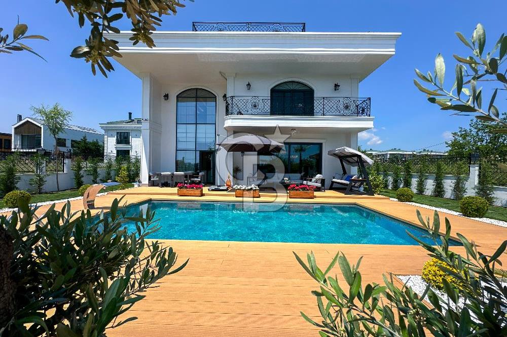 Büyükçekmece Güzelce' de Havuzlu Lüks Satılık Müstakil Villa