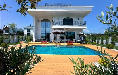 Büyükçekmece Güzelce' de Havuzlu Lüks Satılık Müstakil Villa