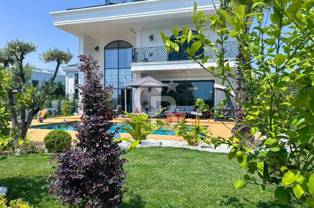 Büyükçekmece Güzelce' de Havuzlu Lüks Satılık Müstakil Villa