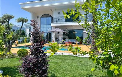 Büyükçekmece Güzelce' de Havuzlu Lüks Satılık Müstakil Villa
