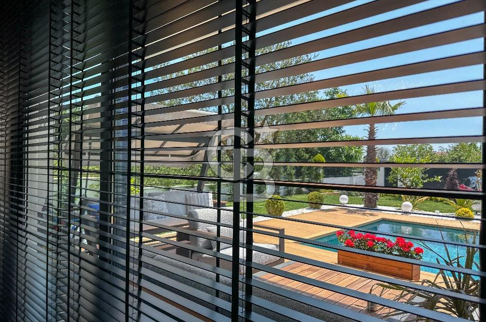 Büyükçekmece Güzelce' de Havuzlu Lüks Satılık Müstakil Villa