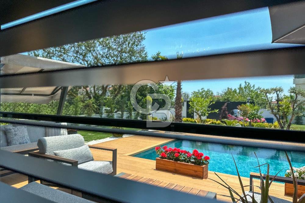 Büyükçekmece Güzelce' de Havuzlu Lüks Satılık Müstakil Villa