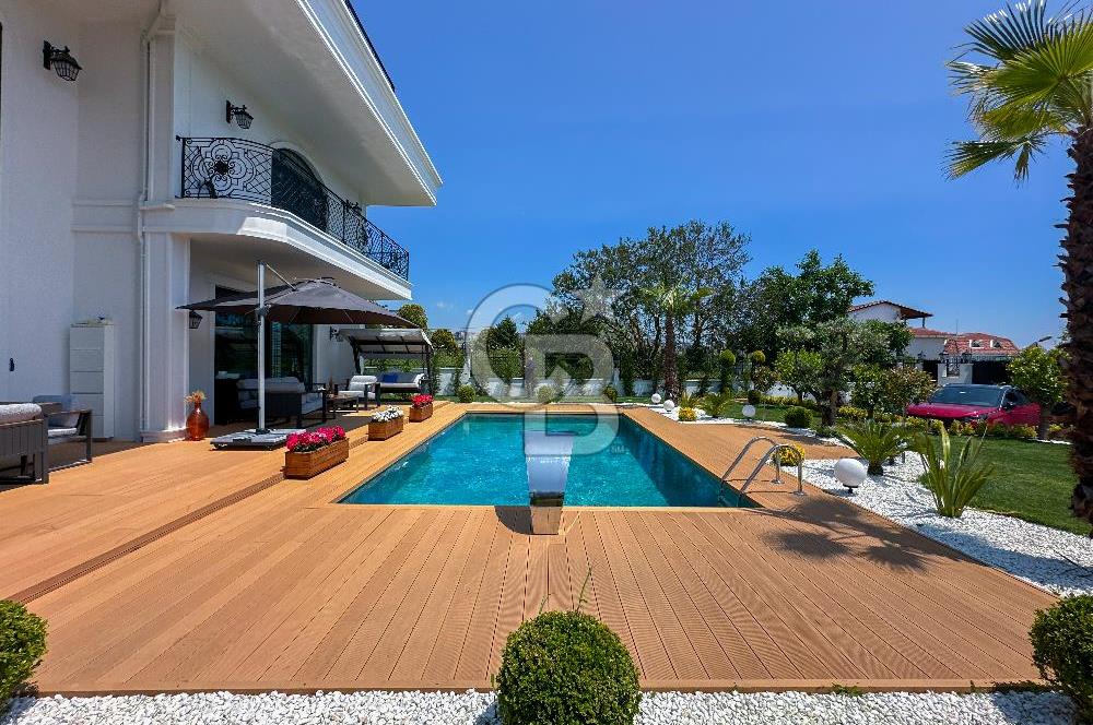 Büyükçekmece Güzelce' de Havuzlu Lüks Satılık Müstakil Villa
