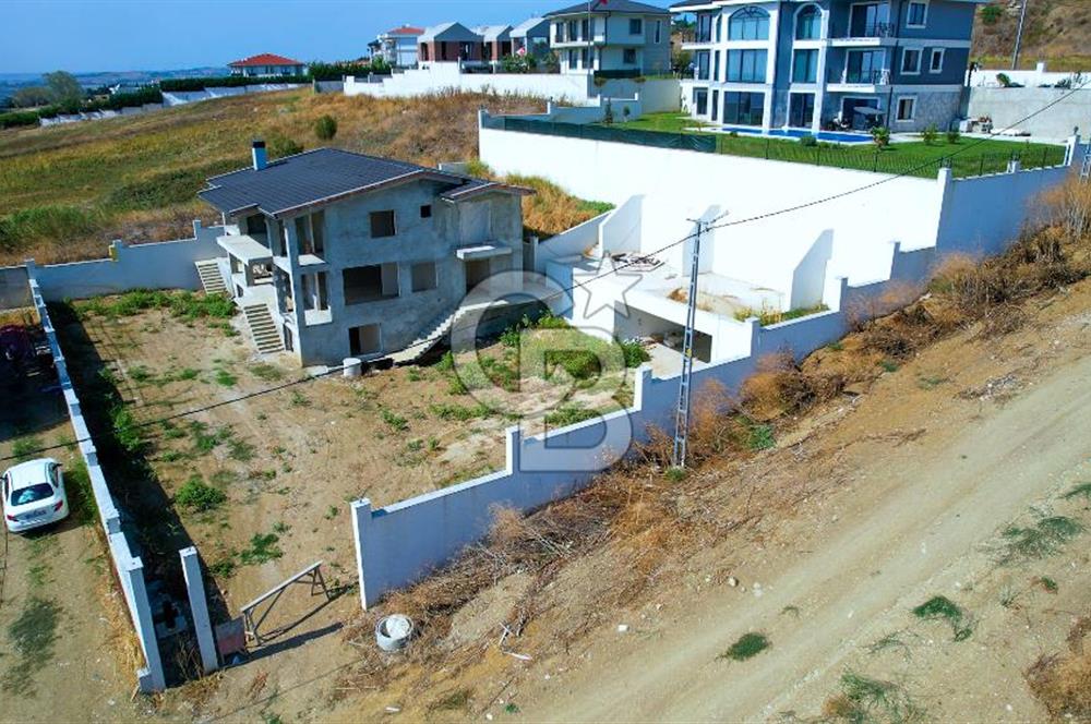 Silivri Selimpaşa' da Komple Deniz Manzaralı Natamam Villa – 3 Katlı, Geniş Bahçeli ve Hobi Alanlı Villa