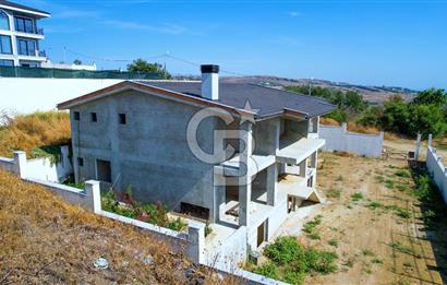 Silivri Selimpaşa' da Komple Deniz Manzaralı Natamam Villa – 3 Katlı, Geniş Bahçeli ve Hobi Alanlı Villa