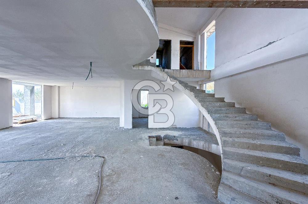 Silivri Selimpaşa' da Komple Deniz Manzaralı Natamam Villa – 3 Katlı, Geniş Bahçeli ve Hobi Alanlı Villa