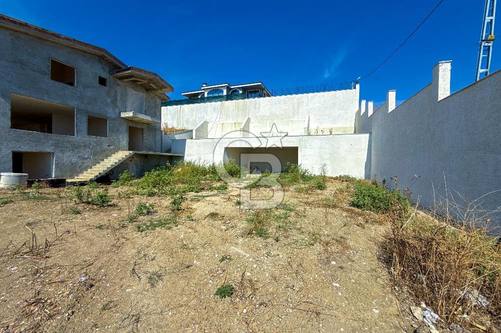 Silivri Selimpaşa' da Komple Deniz Manzaralı Natamam Villa – 3 Katlı, Geniş Bahçeli ve Hobi Alanlı Villa