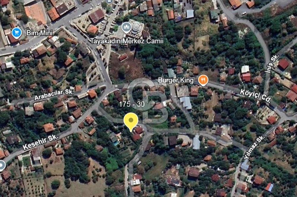 Mahalle içinde, merkezi konumda satılık arsa. İdeal fırsat.