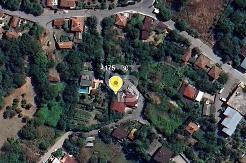 Mahalle içinde, merkezi konumda satılık arsa. İdeal fırsat.