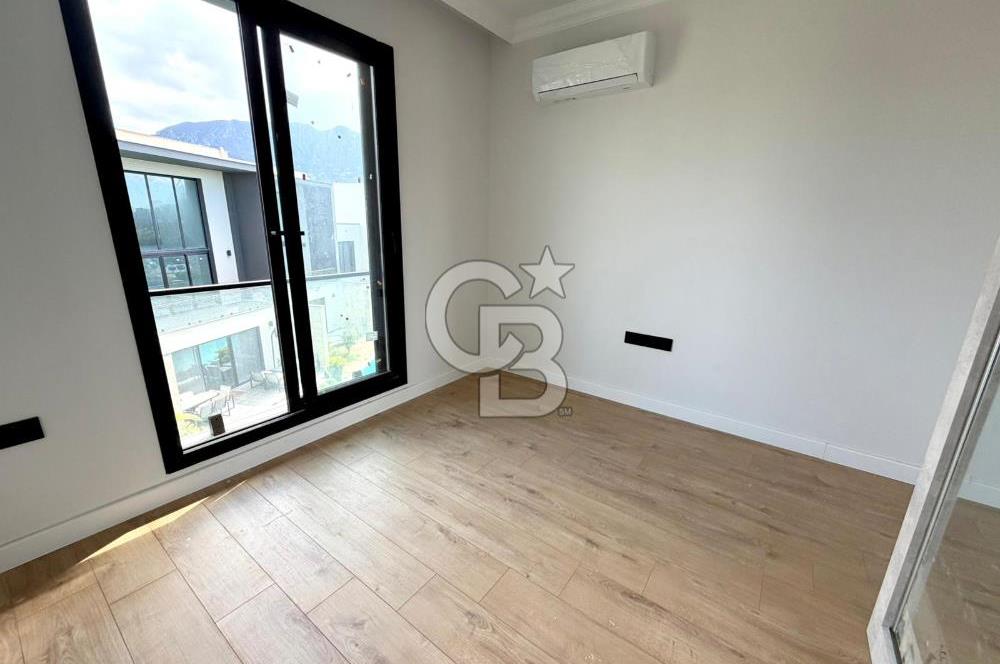 Kıbrıs Girne Kervansaray Projesi Deniz ve Havuz Manzaralı Satılık 3+1 Loft Daire