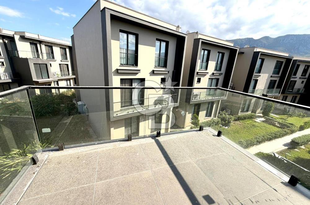 Kıbrıs Girne Kervansaray Projesi Havuz Manzaralı Satılık 4+1 Loft Daire