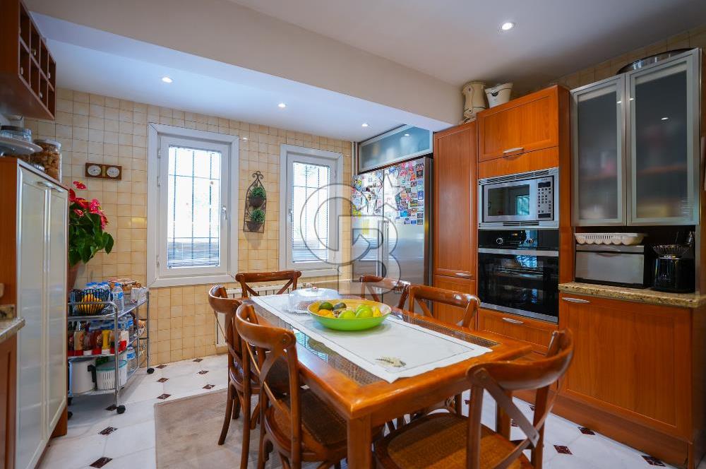 DRAGOS'TA ÇOK ÖZEL KONUMDA SAHİLE 200 METRE MESAFEDE 4 KATLI VİLLA