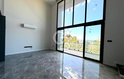 Kıbrıs Girne Kervansaray Projesi Deniz ve Havuz Manzaralı Satılık 3+1 Loft Daire