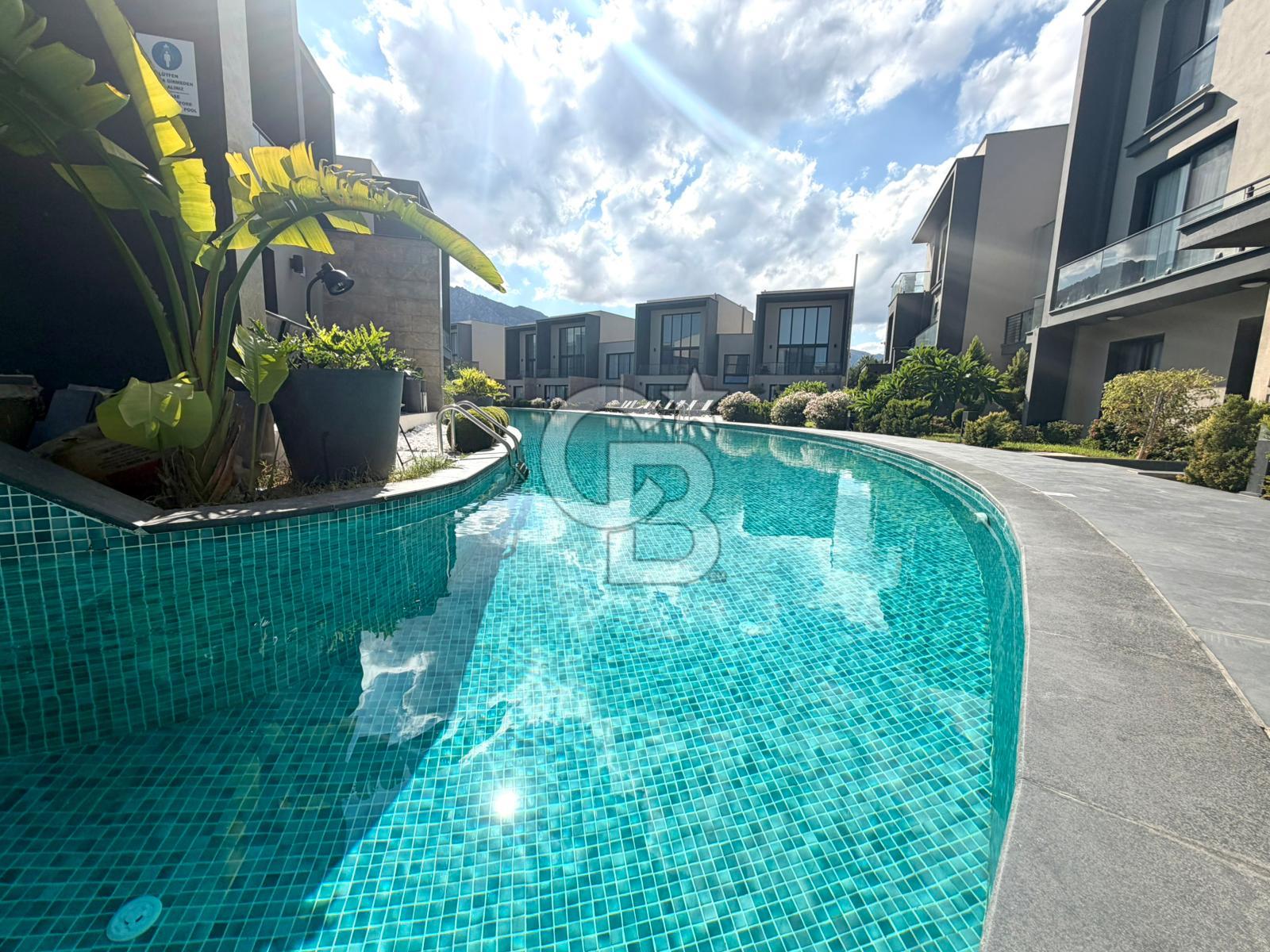 Kıbrıs Girne Kervansaray Projesi Deniz ve Havuz Manzaralı Satılık 3+1 Loft Daire