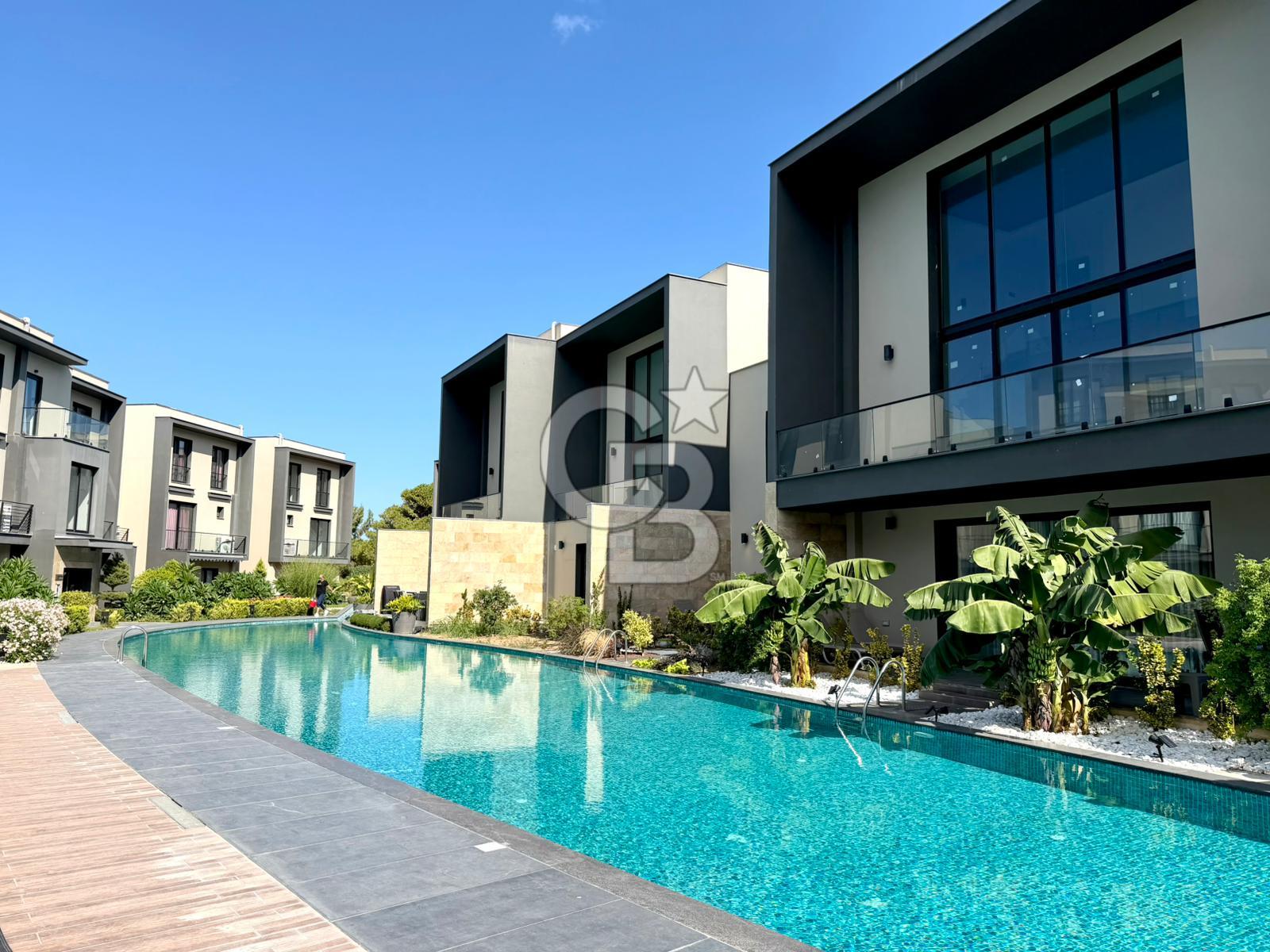 Kıbrıs Girne Kervansaray Projesi Havuz Manzaralı Satılık 3+1 Loft Daire