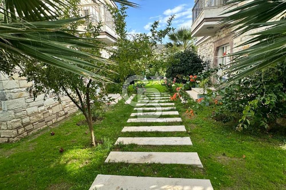 Eski Foça Havuzlu Site İçerisinde Eşyalı Kiralık 3+1 Villa