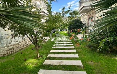 Eski Foça Havuzlu Site İçerisinde Eşyalı Kiralık 3+1 Villa