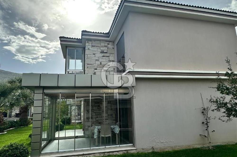Eski Foça Havuzlu Site İçerisinde Eşyalı Kiralık 3+1 Villa