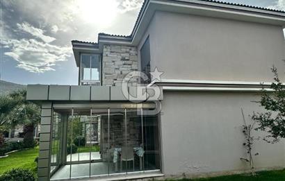 Eski Foça Havuzlu Site İçerisinde Eşyalı Kiralık 3+1 Villa