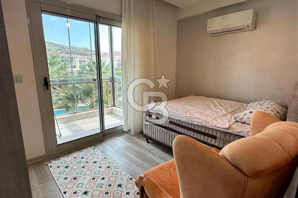 Eski Foça Havuzlu Site İçerisinde Eşyalı Kiralık 3+1 Villa