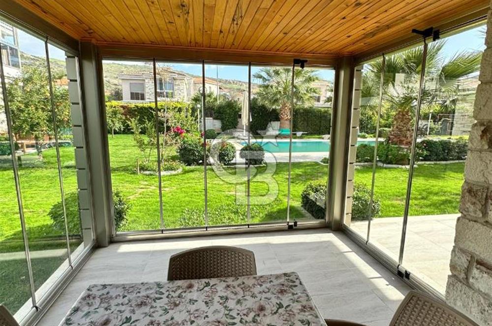 Eski Foça Havuzlu Site İçerisinde Eşyalı Kiralık 3+1 Villa