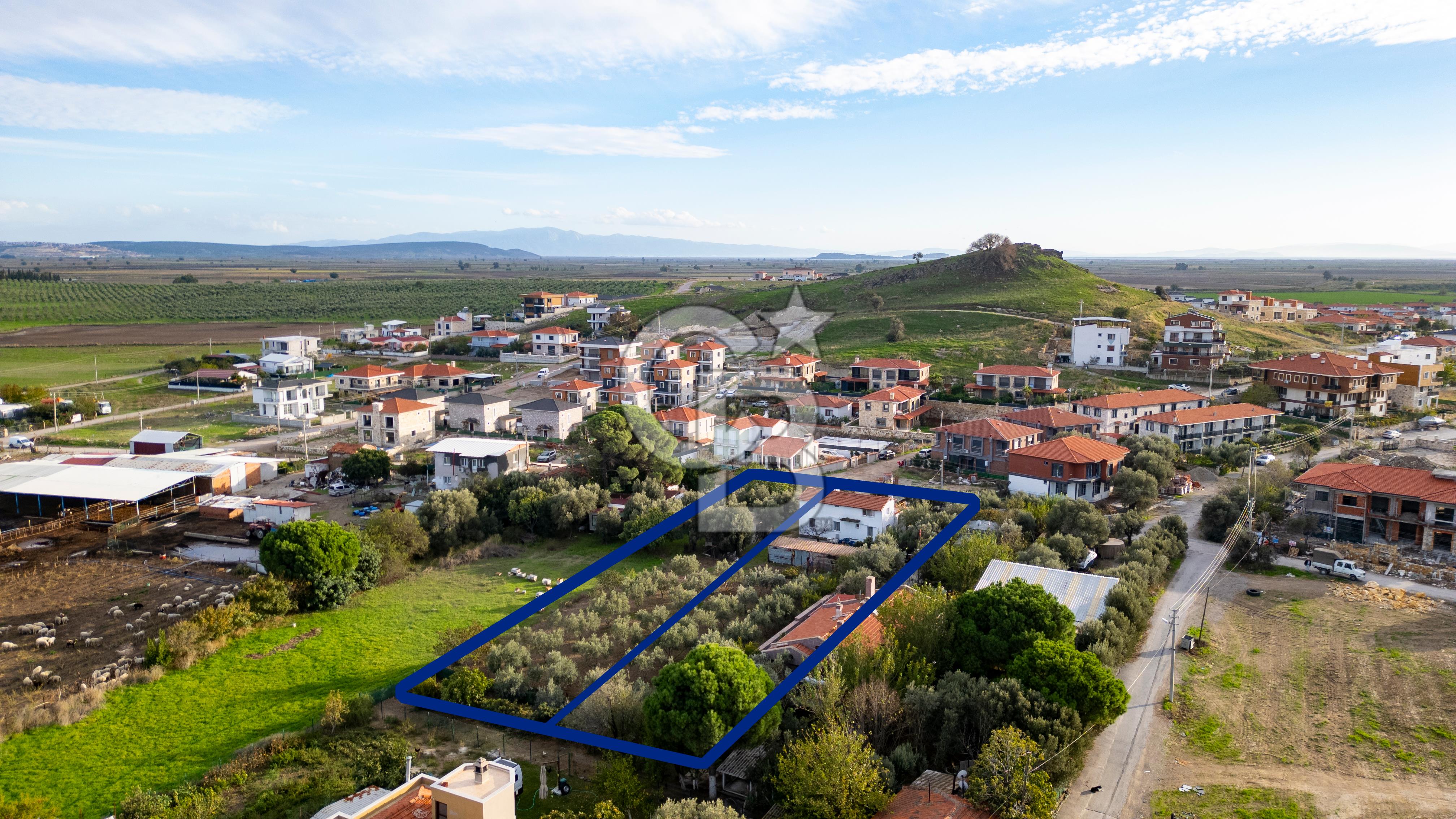 Foça Bağarası Hacıveli Mah. Satılık Kargir Evli Arsa