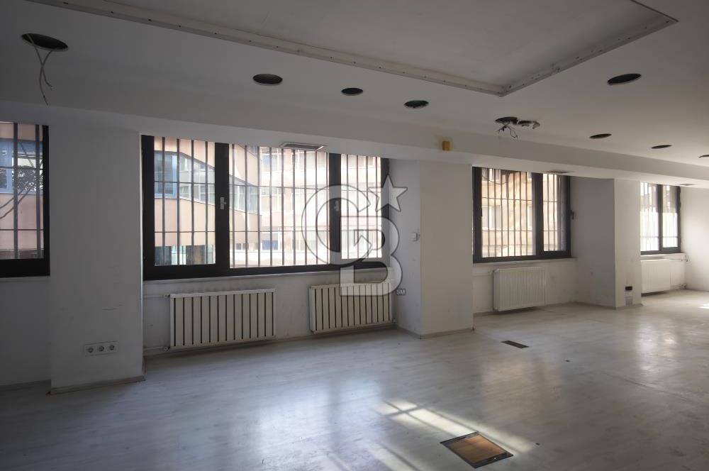 GÜMÜŞSUYU' NDA KDV AVANTAJLI 235M2 KİRALIK MAĞAZA