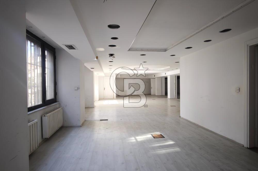 GÜMÜŞSUYU' NDA KDV AVANTAJLI 235M2 KİRALIK MAĞAZA