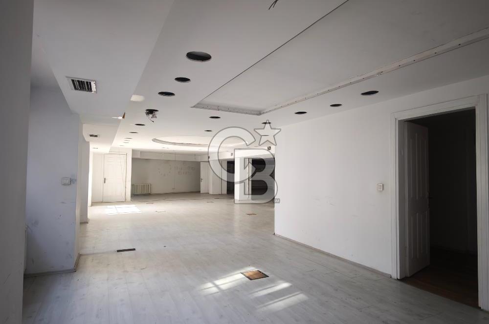 GÜMÜŞSUYU' NDA KDV AVANTAJLI 235M2 KİRALIK MAĞAZA