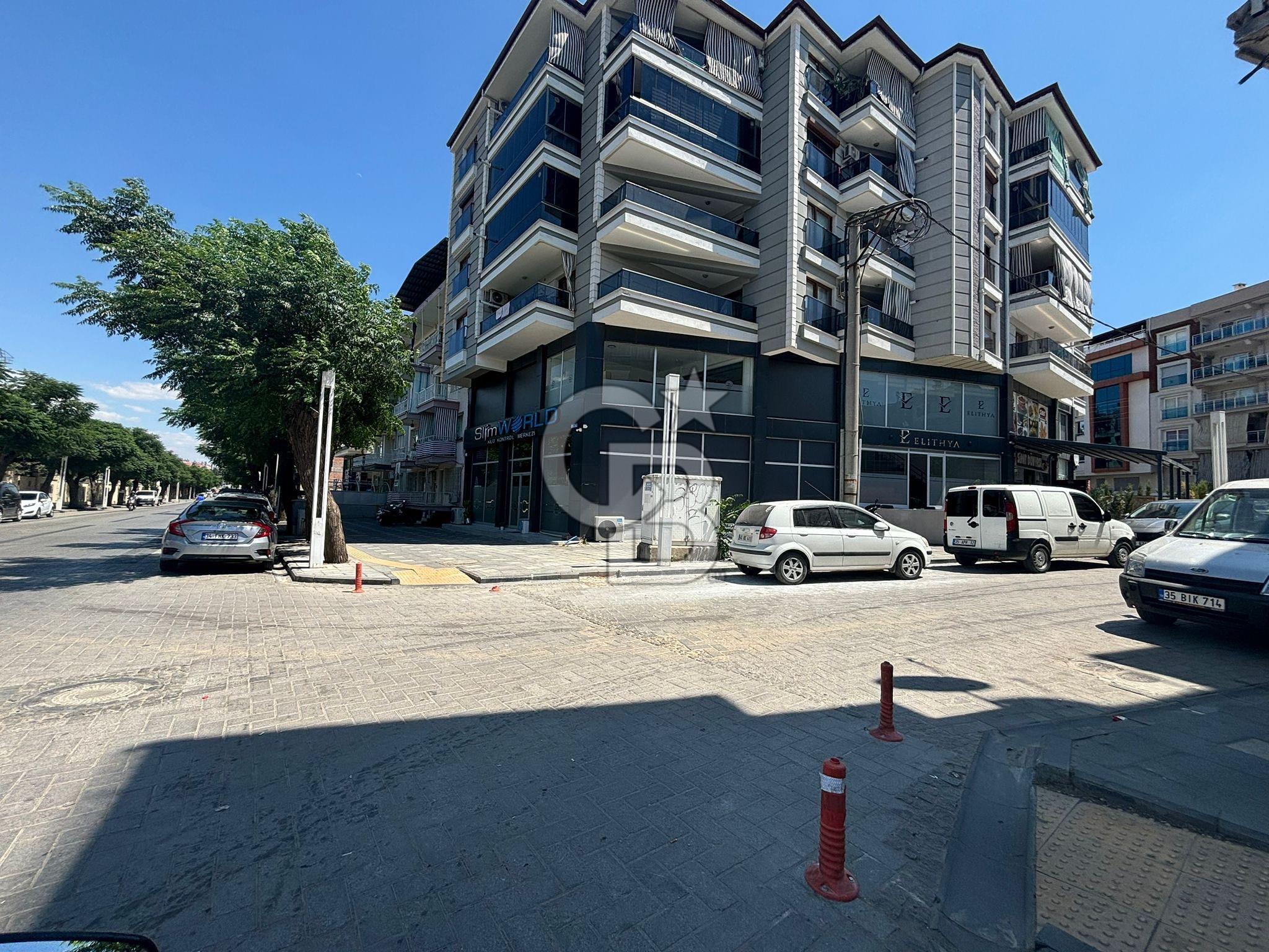 Salihli'de Cadde Üzerinde Satılık 250 m2 Köşe Dükkan