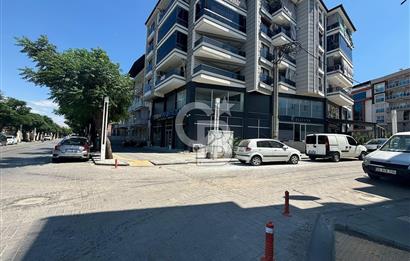 Salihli'de Cadde Üzerinde Satılık 250 m2 Köşe Dükkan