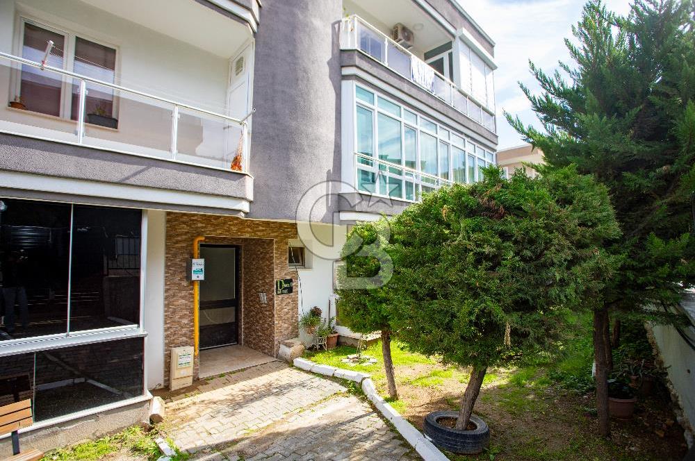 Yenifoça Havuzlu Site İçerisinde Satılık Geniş 1+1 Daire