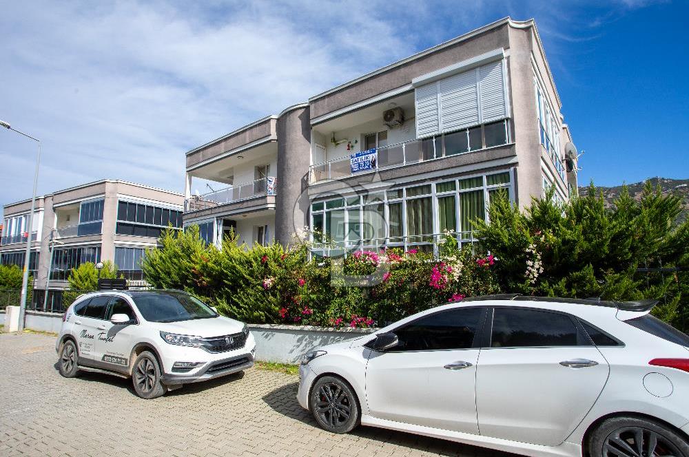 Yenifoça Havuzlu Site İçerisinde Satılık Geniş 1+1 Daire