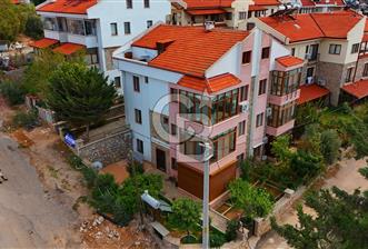 Datça — TAM MERKEZDE, BAHÇELİ & KAPALI BALKONLU 1+1 SATILIK DAİRE