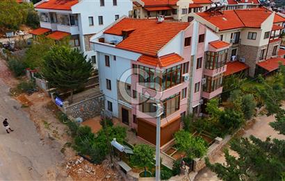 Datça — TAM MERKEZDE, BAHÇELİ & KAPALI BALKONLU 1+1 SATILIK DAİRE