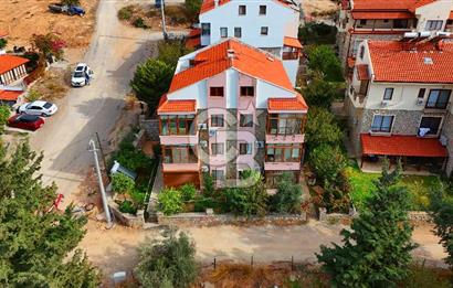 Datça — TAM MERKEZDE, BAHÇELİ & KAPALI BALKONLU 1+1 SATILIK DAİRE