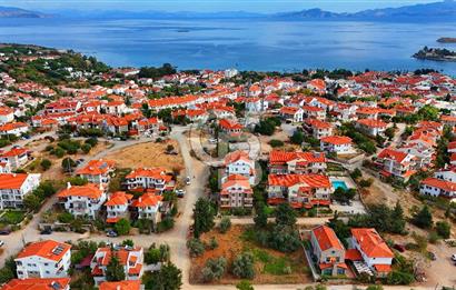 Datça — TAM MERKEZDE, BAHÇELİ & KAPALI BALKONLU 1+1 SATILIK DAİRE